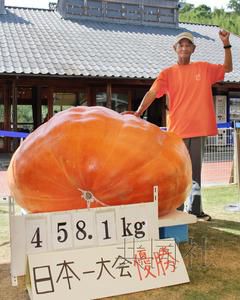 日本七旬老農種出458公斤重巨型南瓜(圖)