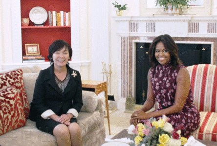 美國總統夫人米歇爾（右）和日本首相夫人安倍昭惠在紐約首次見面（圖片來自共同社）。