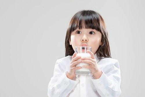 兒童奶被曝含多種添加劑 專家:3歲以下少喝