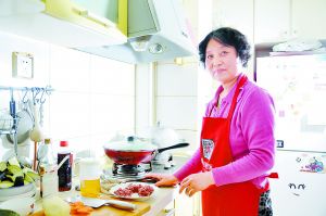 傳統餐館正受到來自家庭廚房的挑戰。隨著“回家吃飯”等一批以家庭美食分享為訴求的手機App涌現，上班族想吃上可口的家常菜的需求，與賦閑在家的大爺大媽想通過烹飪拿手菜賺點小錢的愿望實現了對接。在共享經濟時代，如果說滴滴解決了汽車共享，Airbnb（空中食宿）解決了房屋共享，那么關于美食的共享才剛剛起步。食品安全、用戶體驗以及政府態度無疑是這類平臺能否走得更遠的關鍵。