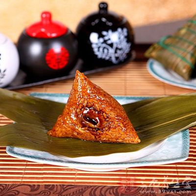 尤其是“肉粽”里面的脂肪飽含量，其實并不下于，我們食用的油膩食物