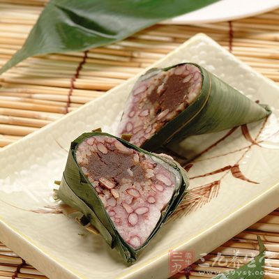 胃里面的胃酸正是開始分泌的時候，而這時食用“粽子”就會出現不舒服的感覺
