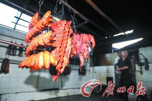 執法人員繳獲非法燒臘。廣州日報記者龍成通攝