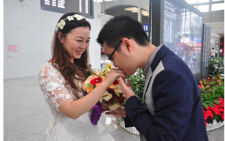 婚禮竟然辦到機場了？！地球再也阻止不了這對神一樣的夫妻……