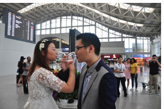 婚禮竟然辦到機場了？！地球再也阻止不了這對神一樣的夫妻……